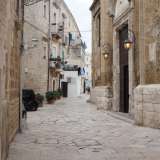 Tra la Muraglia e piazza San Pietro si apre una stretta via: � strada di Santa Scolastica, quella che ospita l�entrata della chiesa dedicata alla santa benedettina